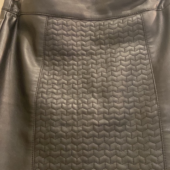 Black pleather a-line skirt with pattern in the front - Picture 4 of 4